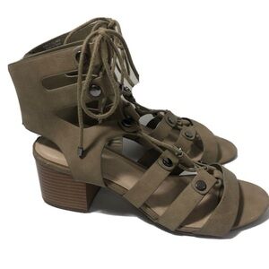 Simply Vera Taupe Strappy Lace Up Heel Sandals. Size 9.5